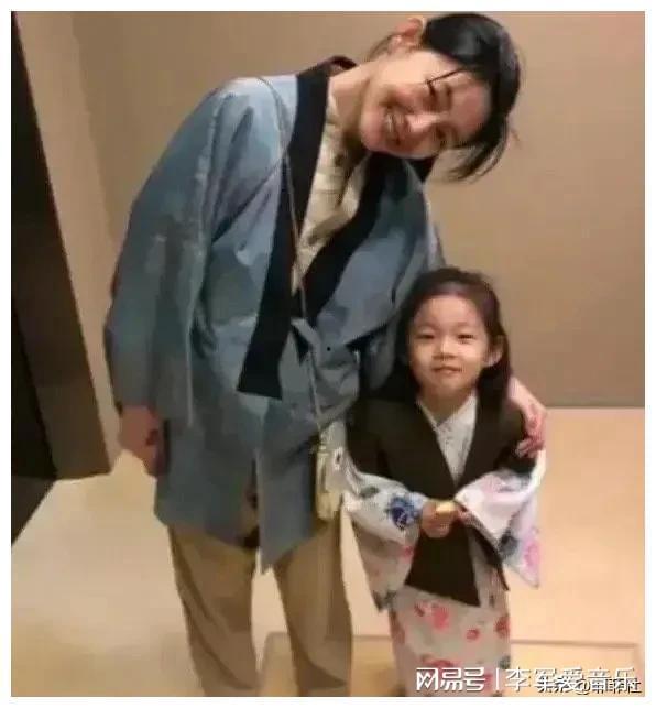 娱乐圈吃瓜男闺蜜是谁,揭秘明星背后的神秘人物